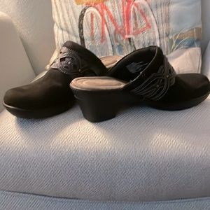 Croft & Barrow Ortholite black clogs